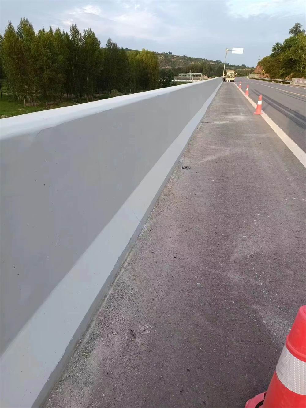 公路防撞墙色差修复装饰