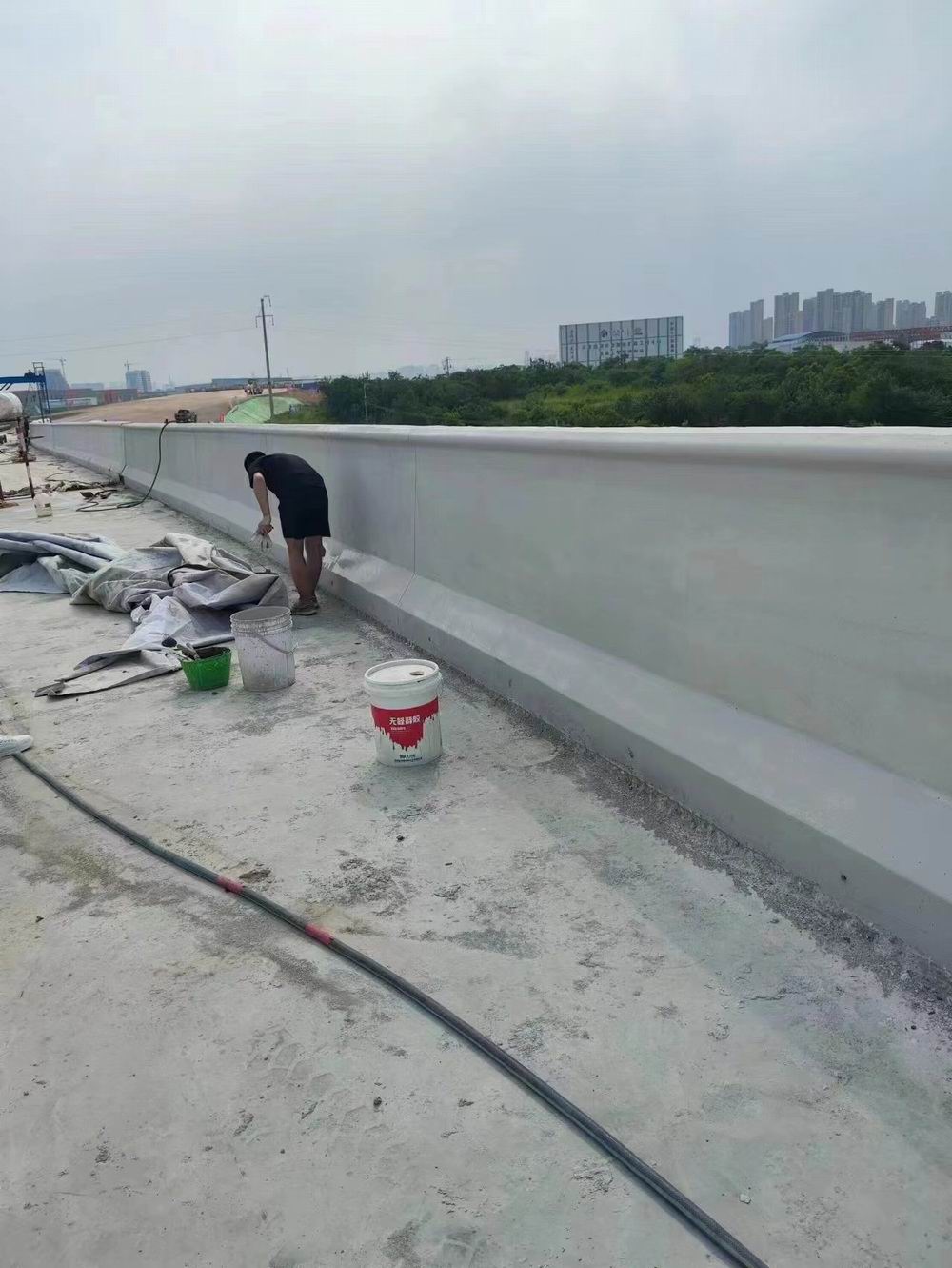 公路防护墙色差缺陷修复